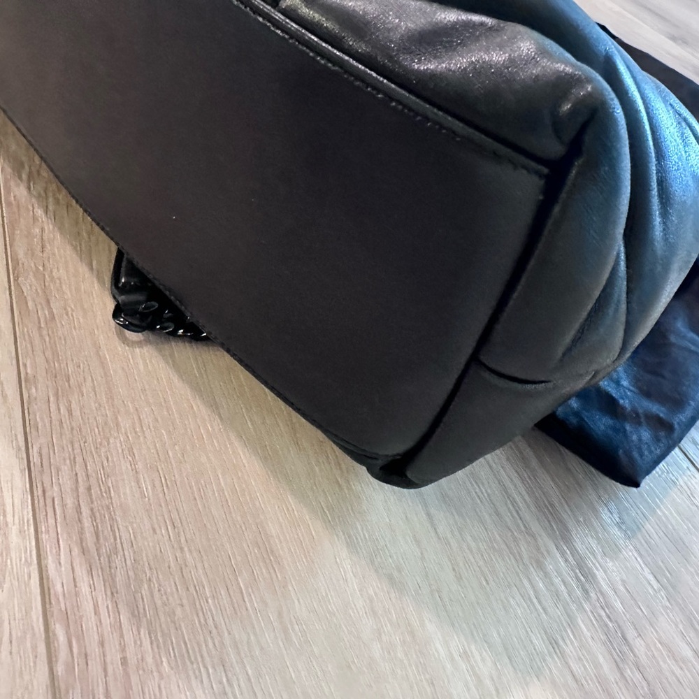Saint Laurent Black Shoulder Bag with Sleek Design - Picture 9 of 14